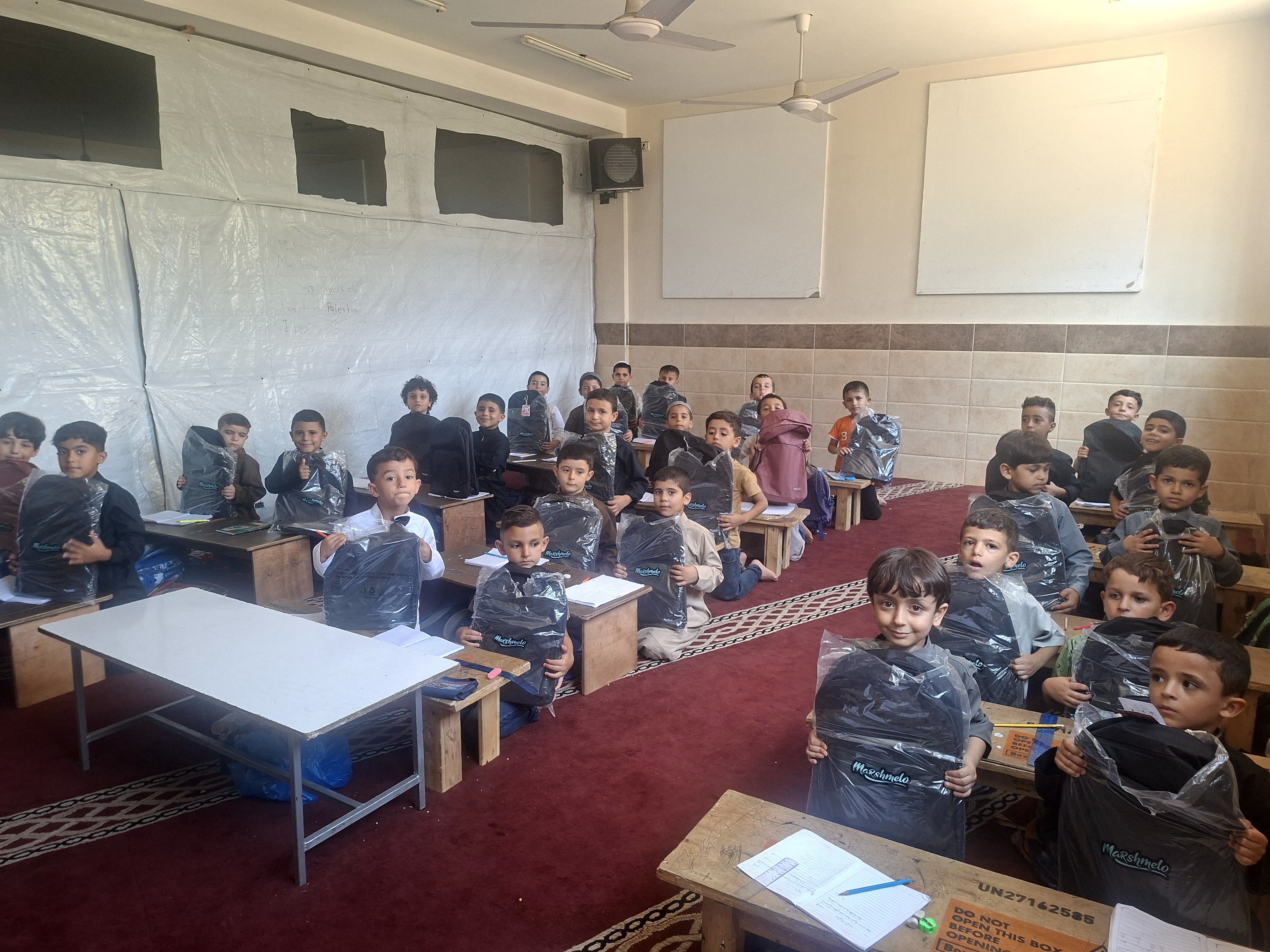 توزيع حقائب وقرطاسية على جميع الطلبة